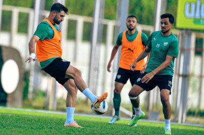 Bursaspor akşam idmanında taktik çalıştı