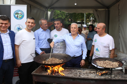 Başkan Mustafa Bozbey mutfağa girip hünerlerini sergiledi