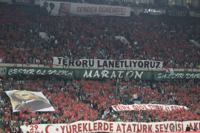 Bursasporlu taraftarlar İstiklal Marşı'nda stadı kırmızı beyaza boyadı