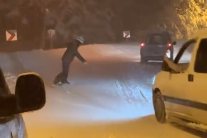 Uludağ'dan şehre snowboard yaparak indi