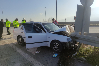 Orhangazi'de kontrolden çıkan araç bariyerlere saplandı