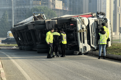 İnegöl'de sunta yüklü tır devrildi