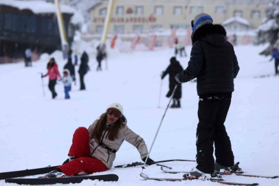 Uludağ’da kayak yaparken düşen kayakçılar kameraya yakalandı