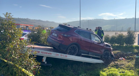 Polisten kaçan sürücü önce polis aracına sonra direğe çarptı