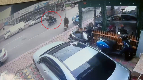 Direksiyon hakimiyetini kaybeden motosikletli yere düştü