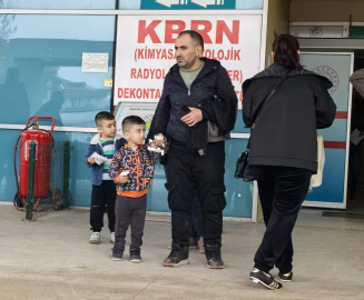 Demir kapıya elini sıkıştıran çocuğun parmağı koptu