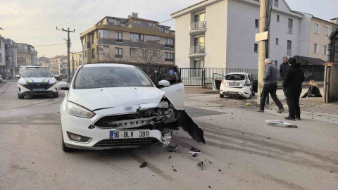 Kazada aracında hasar olduğunu gören sürücü gözyaşlarına boğuldu