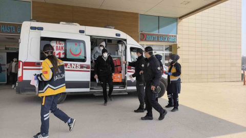 Başkasına ait kimlikle tedavi olmak isteyen tüberküloz hastası 2 göçmen polisi alarma geçirdi