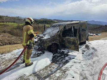 Seyir halindeki araç alevlere teslim oldu, muhtar ölümden döndü