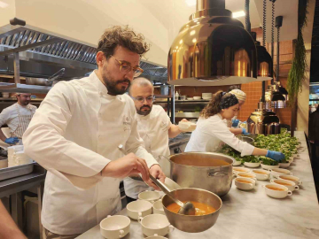 Ünlü İtalyan şefin iftarında kimsesiz çocuklar davetlilere pizza yaptı