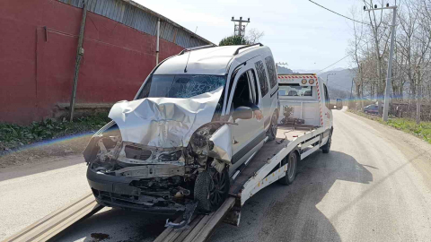 Halk otobüsü ile hafif ticari araç çarpıştı: 1 yaralı