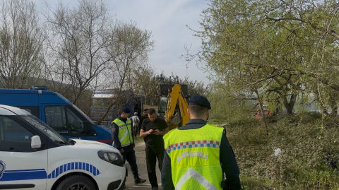 İznik Sahili’nde talan...Devlet arazisine yapılan bağ ve bahçeler kaldırıldı